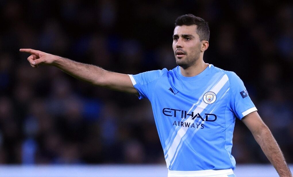 Rodri, capitaine de la sélection espagnole, sur un terrain de football.
