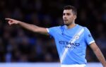 Rodri, capitaine de la sélection espagnole, sur un terrain de football.