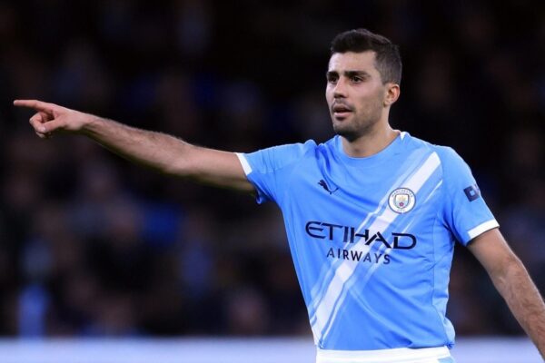 Rodri, capitaine de la sélection espagnole, sur un terrain de football.