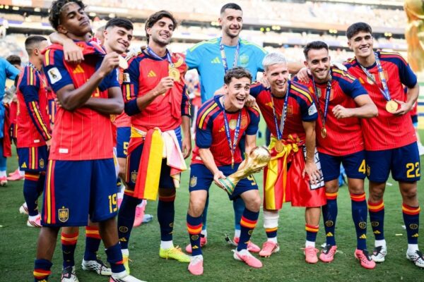 Lamine Yamal lors de son retour au siège du FC Barcelone.