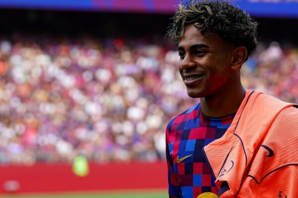 Lamine Yamal aux côtés de Pedri et Gavi lors d’un entraînement du Barça.