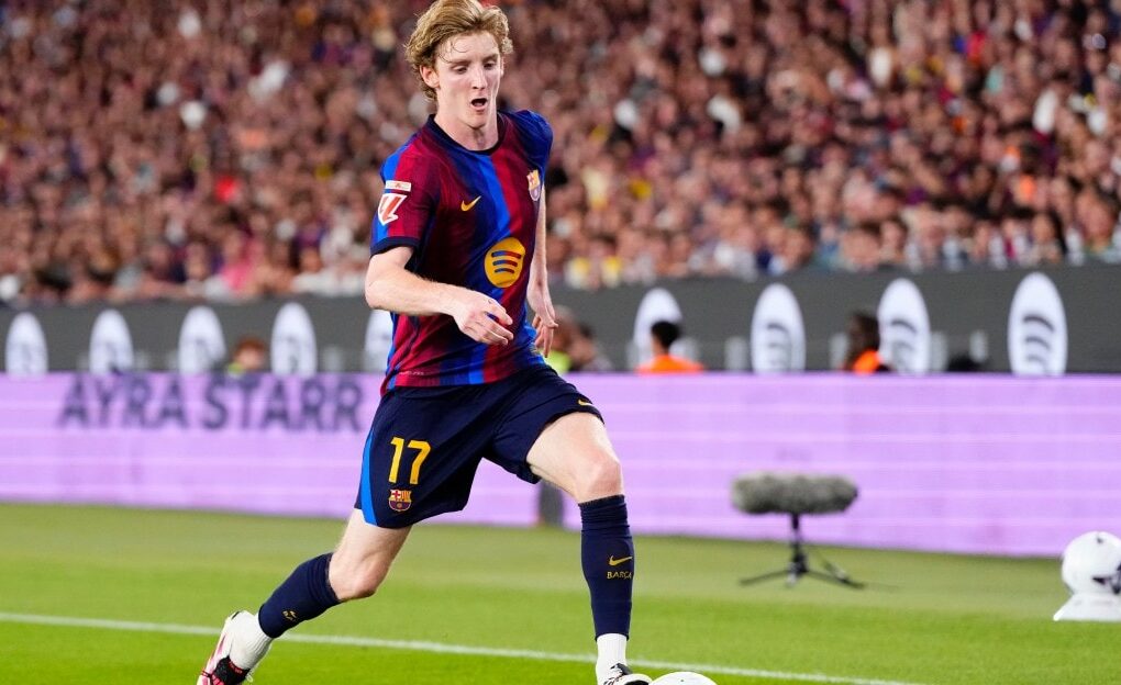 Anthony Gordon avec le Barça lors d’un match au Camp Nou.