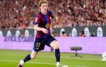 Anthony Gordon avec le Barça lors d’un match au Camp Nou.