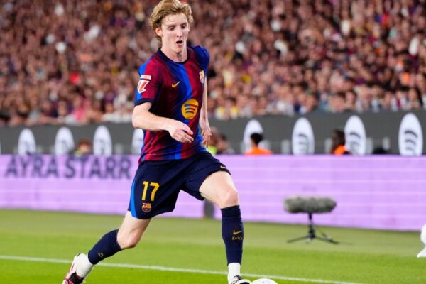 Anthony Gordon avec le Barça lors d’un match au Camp Nou.