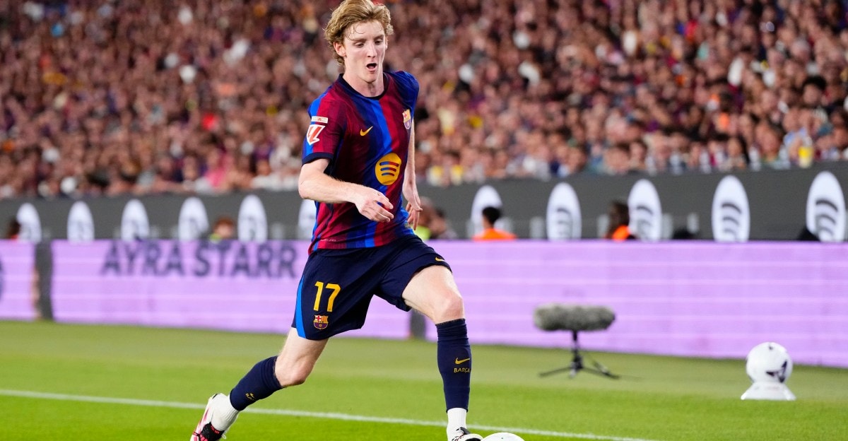 Anthony Gordon avec le Barça lors d’un match au Camp Nou.