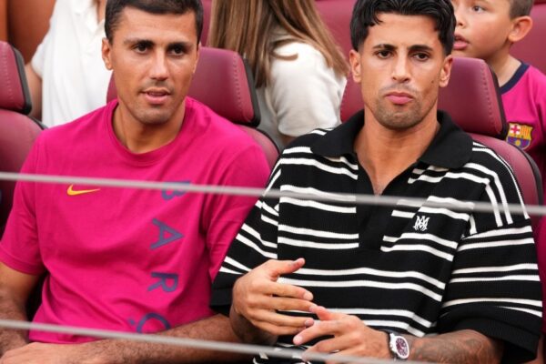 João Cancelo portant le maillot du FC Barcelone après son retour définitif au club.