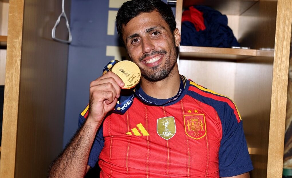 Rodri sous le maillot de Manchester City sur la pelouse.