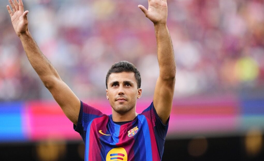 Rodri apparaît avec le maillot du Barça au Camp Nou.