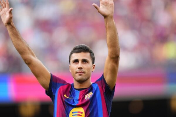 Rodri apparaît avec le maillot du Barça au Camp Nou.