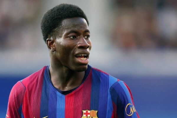 Ebrima Tunkara pendant la préparation du FC Barcelone avec l’équipe première de Hansi Flick.