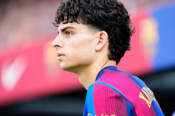 Xavi Espart présente son maillot du Barça floqué du numéro 12.