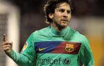 Fermín López, Claudia Pina et Aïcha Cámara présentent le troisième maillot bicolore du Barça.