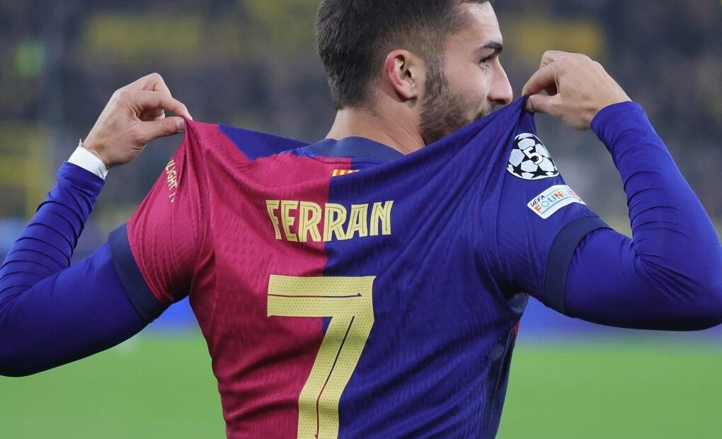 Dani Olmo sous le maillot du Barça, principal candidat au numéro 7 laissé vacant par Ferran Torres.