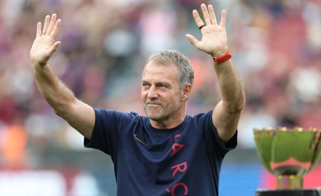 Hansi Flick s’exprime au Camp Nou lors du Trophée Joan Gamper entre le FC Barcelone et Al Ahly.