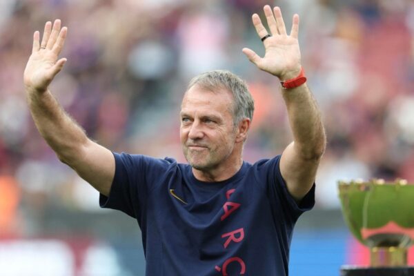 Hansi Flick s’exprime au Camp Nou lors du Trophée Joan Gamper entre le FC Barcelone et Al Ahly.
