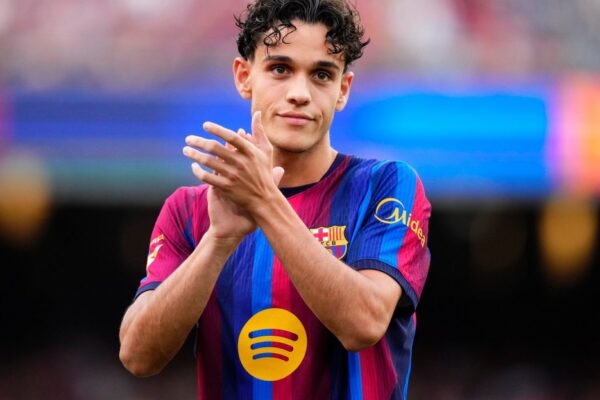 Héctor Fort sous le maillot du Barça pendant une rencontre.