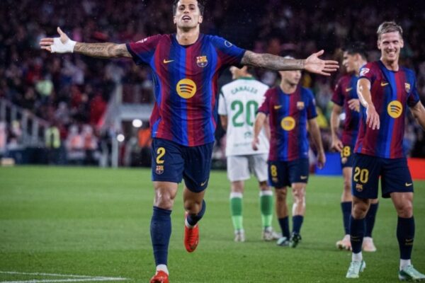 Raphinha célèbre l’un de ses trois buts avec le Barça face au Racing Santander au Camp Nou.