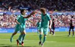 Xavi Espart embrasse l’écusson du Barça après son but contre Levante.