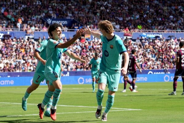 Xavi Espart embrasse l’écusson du Barça après son but contre Levante.