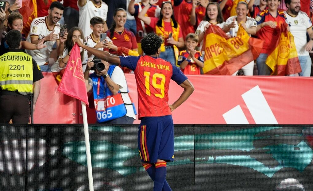 Lamine Yamal prend la pose près d’un drapeau de corner après un but avec l’Espagne.
