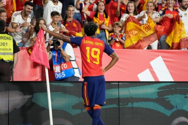 Lamine Yamal prend la pose près d’un drapeau de corner après un but avec l’Espagne.