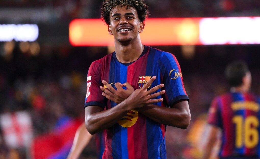 Lamine Yamal sous le maillot du Barça, candidat au Ballon d’Or 2026.