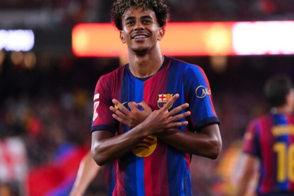 Lamine Yamal sous le maillot du Barça, candidat au Ballon d’Or 2026.
