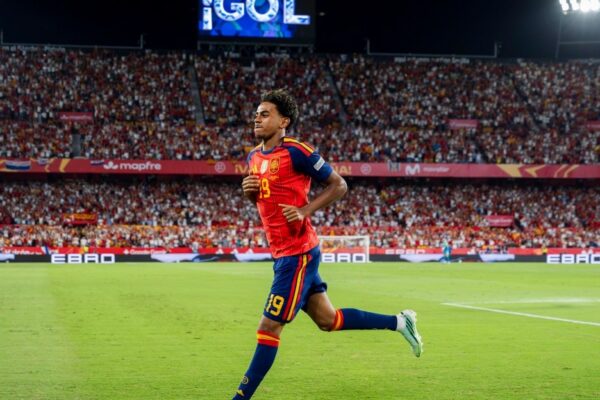 Lamine Yamal sous le maillot de l'Espagne face à la Croatie à Séville.