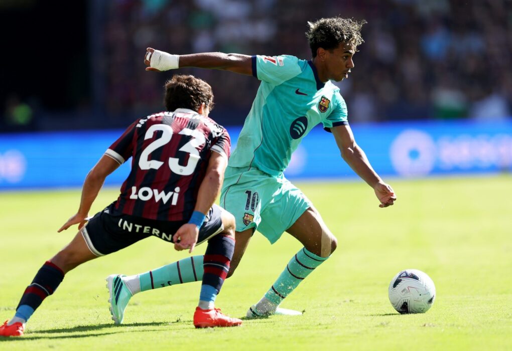 Lamine Yamal célèbre un but sous le maillot du FC Barcelone.