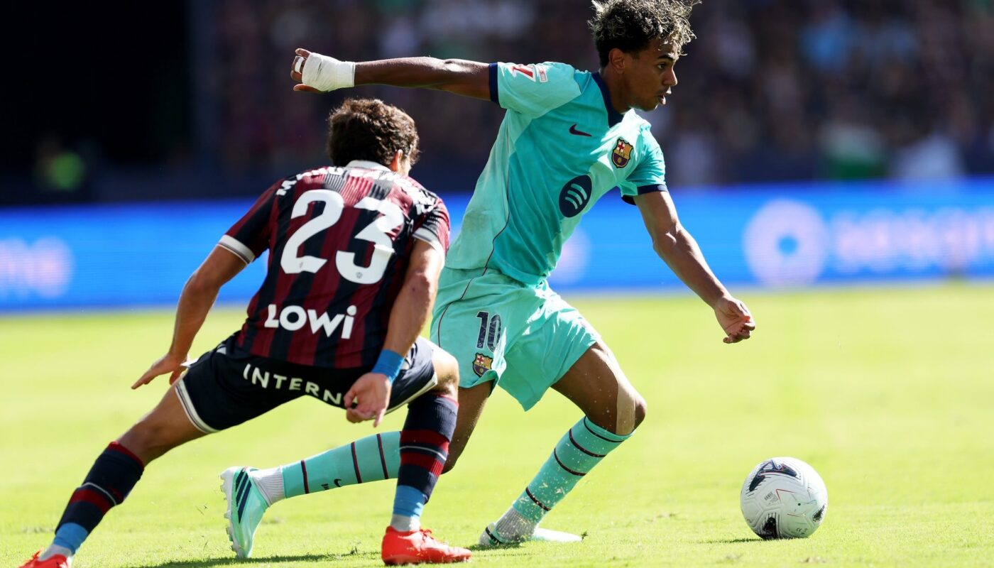 Lamine Yamal célèbre un but sous le maillot du FC Barcelone.