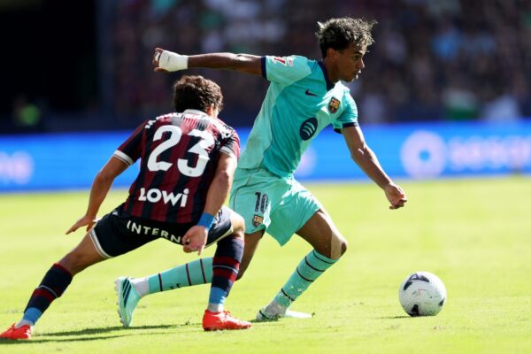 Lamine Yamal célèbre un but sous le maillot du FC Barcelone.