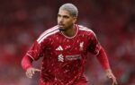 Ronald Araújo sous le maillot de Liverpool pendant son prêt en provenance du Barça.