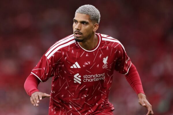 Ronald Araújo sous le maillot de Liverpool pendant son prêt en provenance du Barça.
