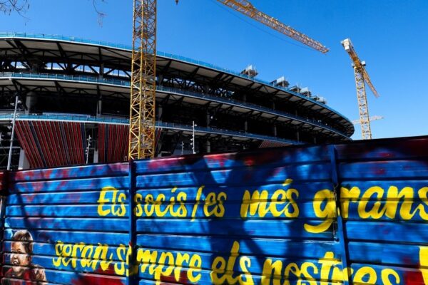 Joan Laporta et Borja Ochoa lors de la signature du partenariat entre le FC Barcelone et Telefónica.