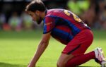 Eric García se tient le visage pendant le match du Barça contre Valence à Mestalla.