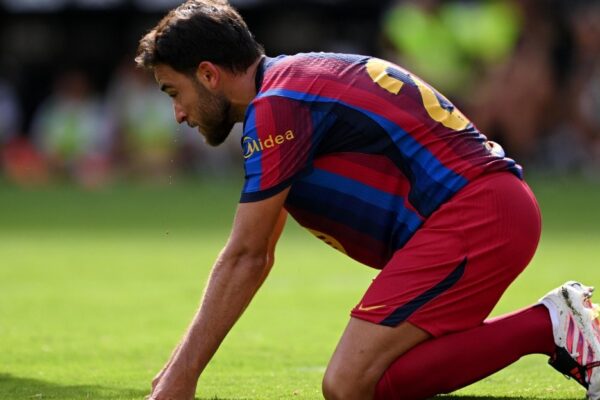 Eric García se tient le visage pendant le match du Barça contre Valence à Mestalla.