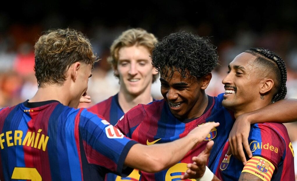 Lamine Yamal célèbre avec ses partenaires lors du succès 5-0 du FC Barcelone à Valence.