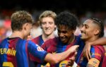 Lamine Yamal célèbre avec ses partenaires lors du succès 5-0 du FC Barcelone à Valence.