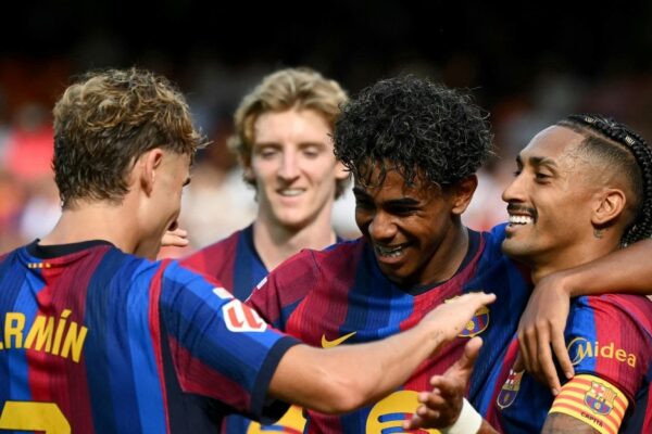 Lamine Yamal célèbre avec ses partenaires lors du succès 5-0 du FC Barcelone à Valence.