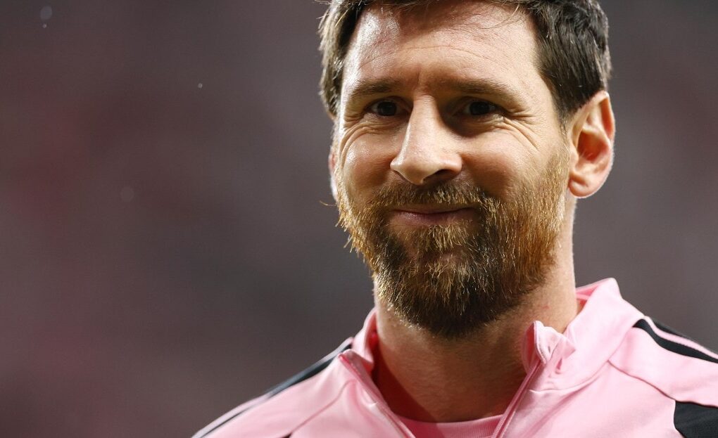 Lionel Messi sur un terrain de football, au centre d'un projet de rachat d'Eldense.