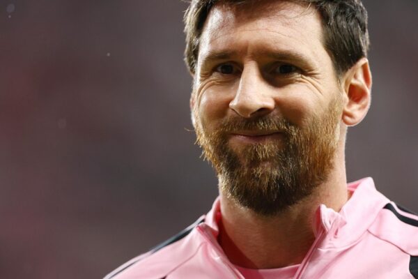 Lionel Messi sur un terrain de football, au centre d'un projet de rachat d'Eldense.
