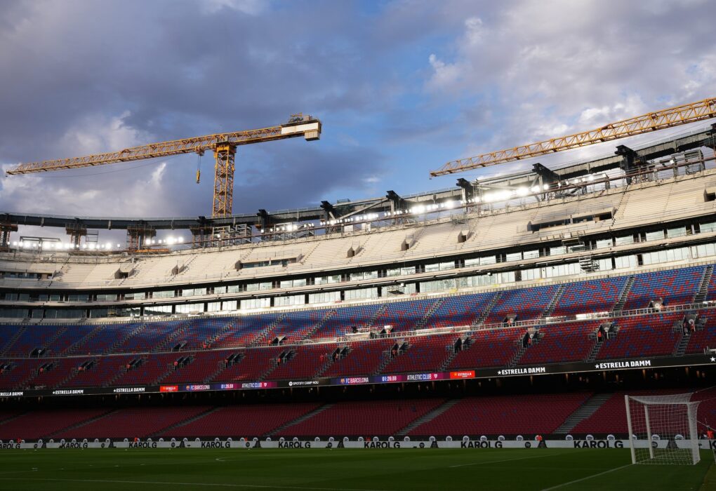 Vue des travaux dans les tribunes du Camp Nou.