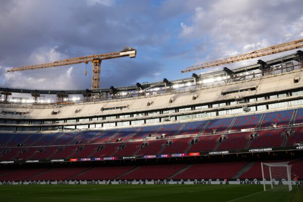 Vue des travaux dans les tribunes du Camp Nou.
