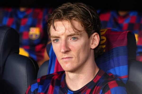 Anthony Gordon sous le maillot du Barça lors d'une rencontre.
