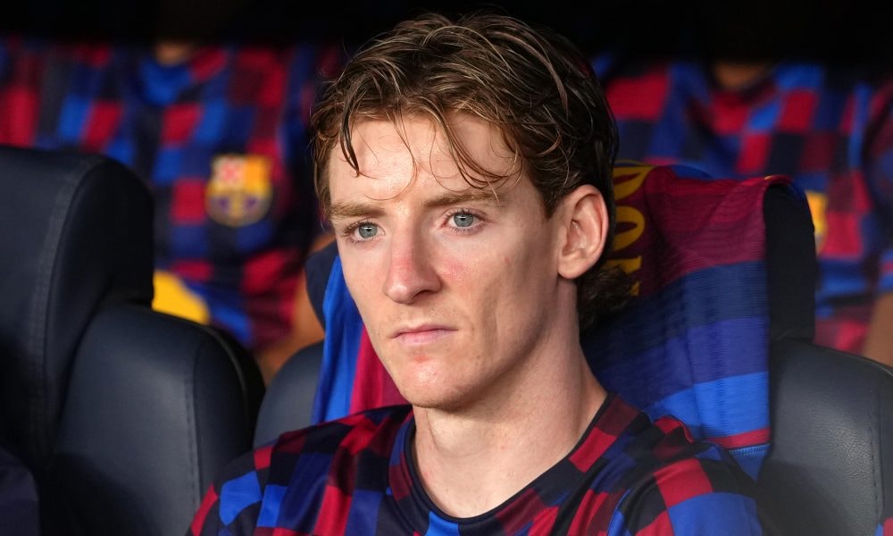 Anthony Gordon sous le maillot du Barça lors d'une rencontre.