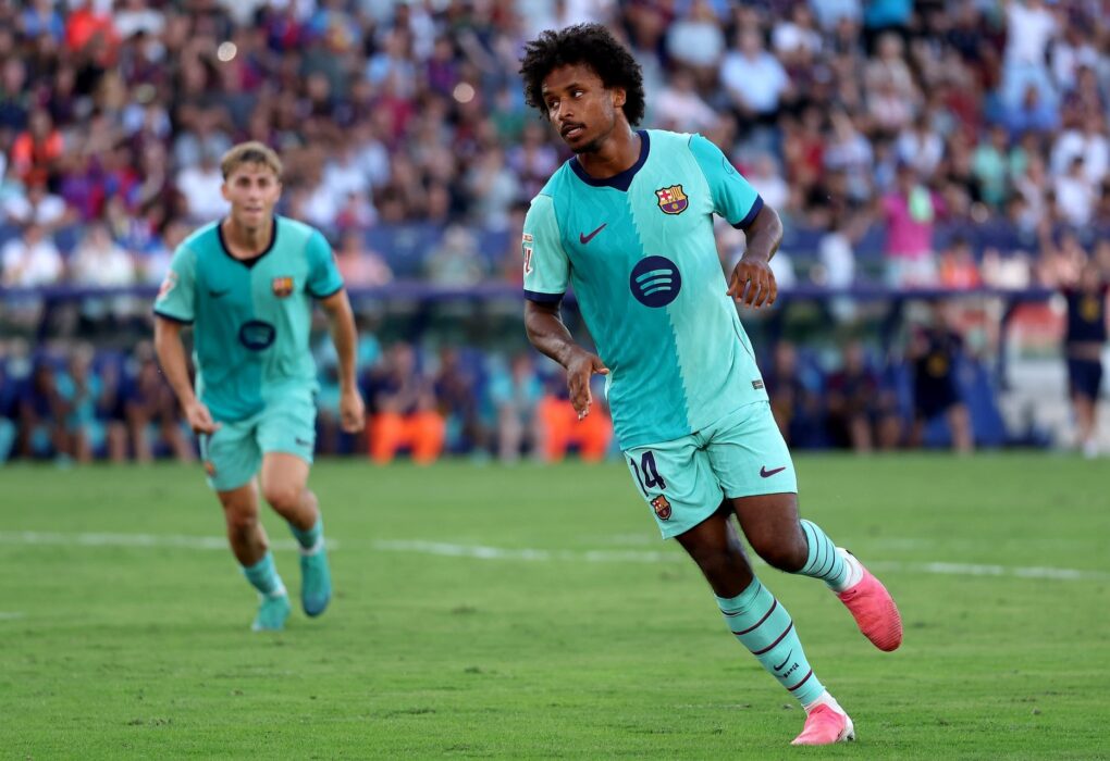 Karim Adeyemi célèbre un but avec le FC Barcelone.