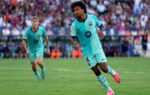 Karim Adeyemi célèbre un but avec le FC Barcelone.