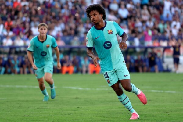 Karim Adeyemi célèbre un but avec le FC Barcelone.