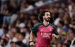 Marc Cucurella sur un terrain de football.