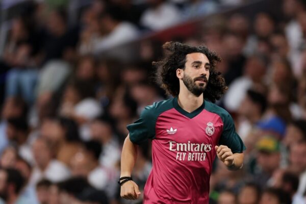 Marc Cucurella sur un terrain de football.